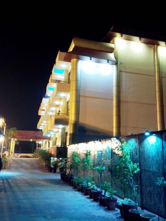 ホテル Le Grand Regency グレーター・ノイダ エクステリア 写真